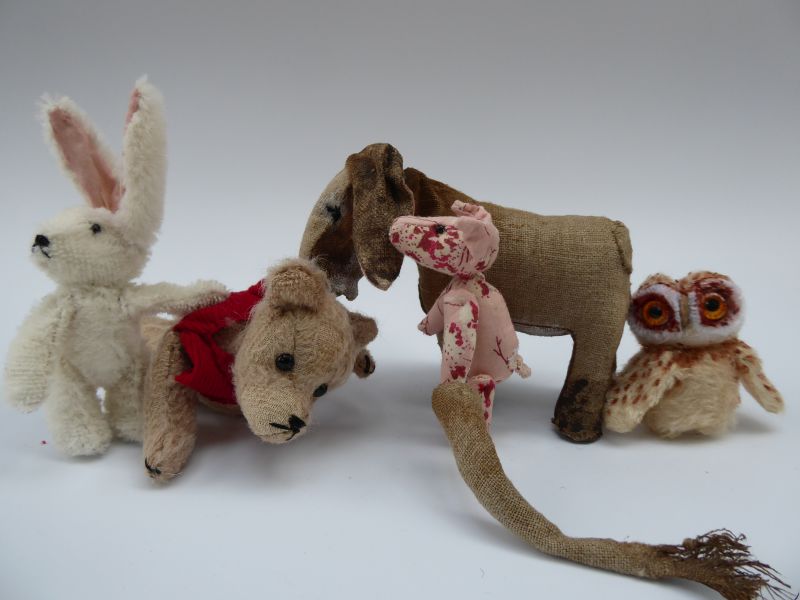 Pu der Bär verschiedene Kleinfiguren aus historischen Stoffen, Spiel Margrit Gysin Liestal